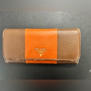 🧡🤎 Authentic Prada Wallet 🧡🤎